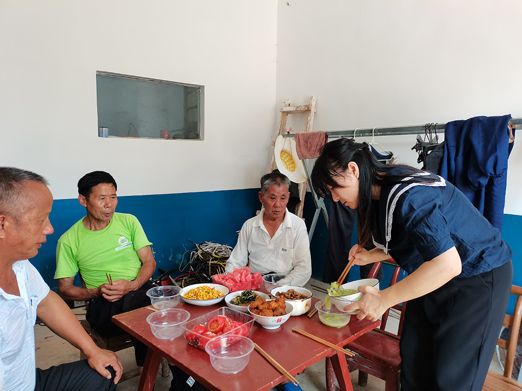 圖2為特困空巢老人開(kāi)展幸1餐桌服務(wù).jpg 圖2為特困空巢老人開(kāi)展幸1餐桌服務(wù).jpg